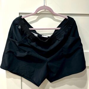 Columbia active shorts with pockets and drawstring.